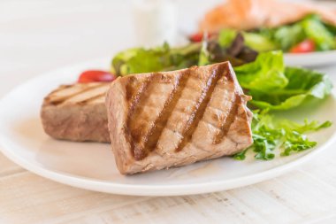 Tuna biftek salatası ile