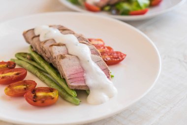 Tuna biftek salatası ile