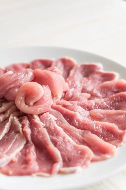 ahşap üzerine taze dilimlenmiş domuz