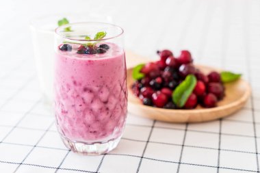 karışık meyveli yoğurt smoothies ile