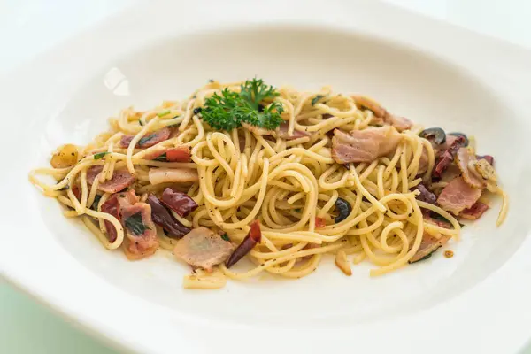 pastırma ve sarımsak ile tavada kızartılmış spagetti 