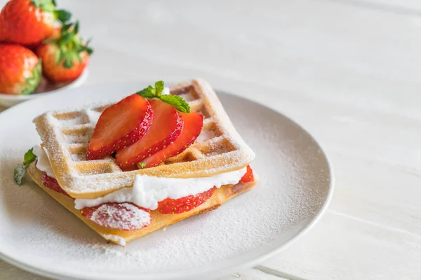 ahşap üzerine çilek ile waffle