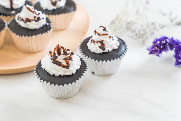 Bolo copo de chocolate com chantilly — Fotografia de Stock