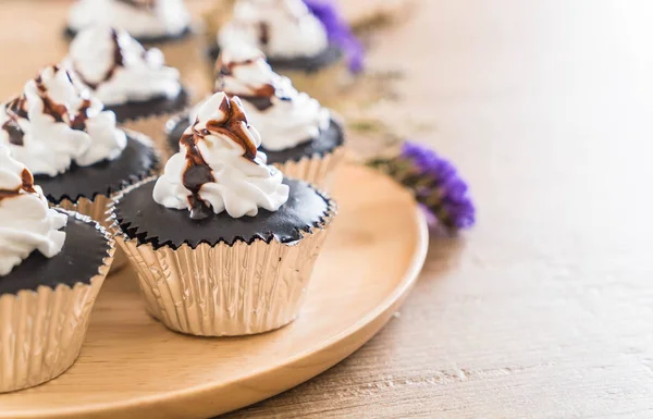 Schokoladentasse Kuchen mit Schlagsahne — Stockfoto