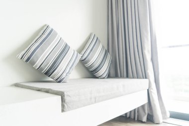 Oturma odasında kanepe dekorasyon güzel yastık 