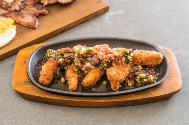 Kızarmış Balık sopa baharatlı sos ile