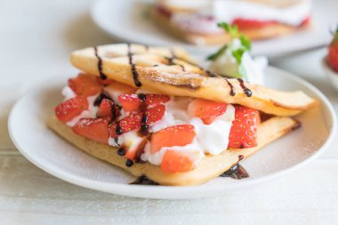 ahşap üzerine çilek ile waffle