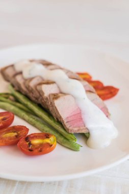 Tuna biftek salatası ile