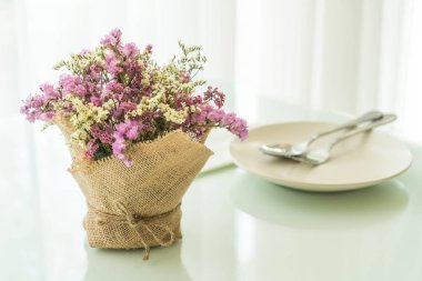 çiçekler buket dekorasyon masada