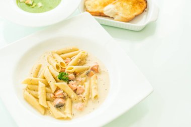 Penne carbonara makarna somon ile