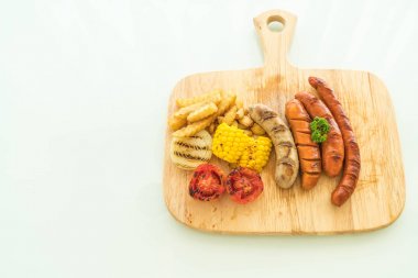 ızgara sosis mix sebze ve patates kızartması ile