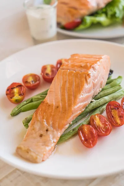 Bife de salmão grelhado — Fotografia de Stock