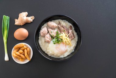 domuz eti ve yumurta ile pirinç lapası