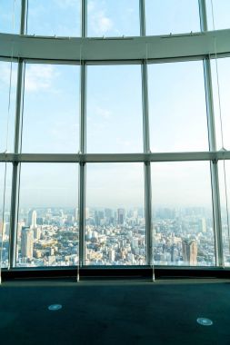 Tokyo Kulesi arka plan ile binanın pencere
