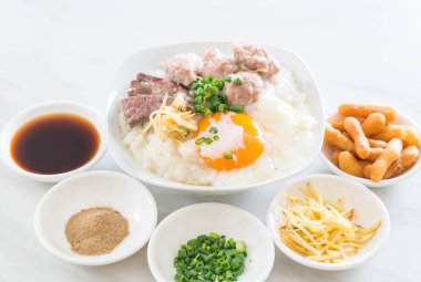 domuz eti ve yumurta ile pirinç lapası