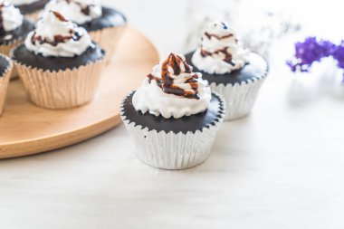 krem şanti ile çikolatalı kek