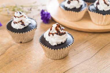 krem şanti ile çikolatalı kek