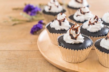 krem şanti ile çikolatalı kek