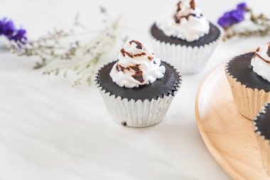 krem şanti ile çikolatalı kek