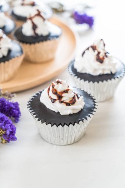 krem şanti ile çikolatalı kek