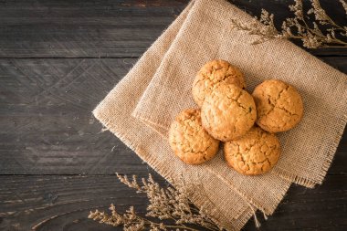 yulaf ezmesi kuru üzüm kurabiyeleri ahşap üzerine