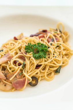 pastırma ve sarımsak ile tavada kızartılmış spagetti 