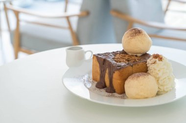 Bal tost vanilyalı dondurma ve çikolata ile