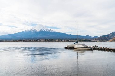 Japonya 'daki Kawaguchiko Gölü' nde Fuji Dağı..