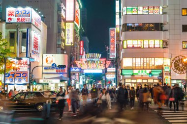 Osaka, Japonya - 19 Kasım 2016: Bir grup insan shopp için yürüyüş