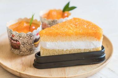 Turuncu kek ve altın konu pasta 