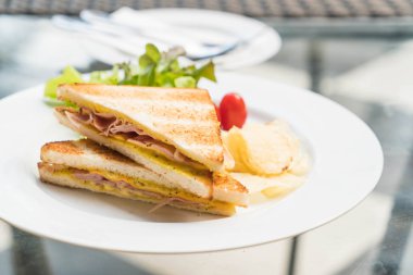 Jambonlu peynirli sandviç