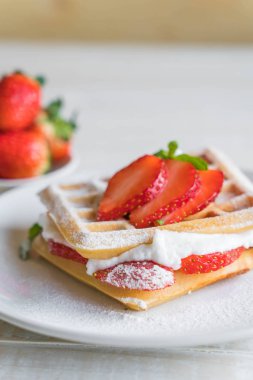 ahşap üzerine çilek ile waffle