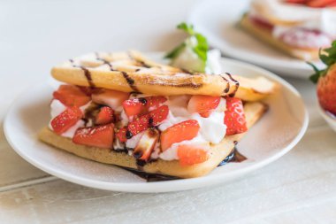 ahşap üzerine çilek ile waffle