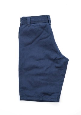 beyaz üzerine kısa pantolon