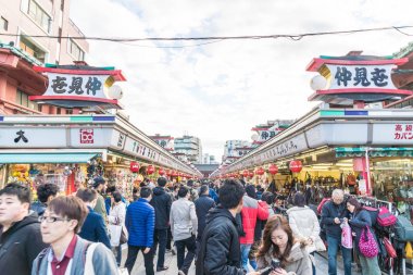 Toyko, Japonya - 28 Kasım 2016: turist yürümek Nakamise Dori se üzerinde