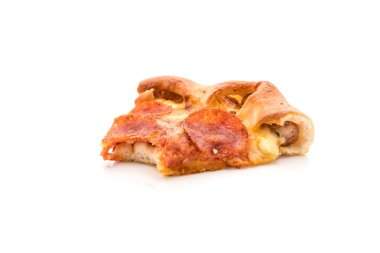 Beyaz zemin üzerine ev yapımı biberli Pizza 