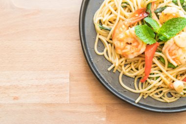 karides tavada kızartılmış acılı spagetti 
