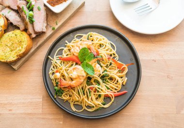 karides tavada kızartılmış acılı spagetti 