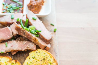 sarımsaklı ekmek ile kömür haşlanmış domuz eti boyun