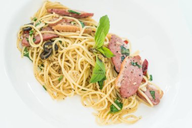 Spagetti pastırma ve sarımsak ile