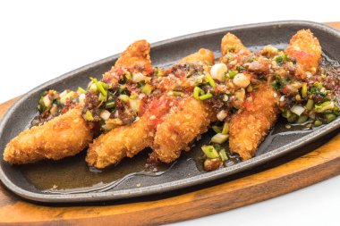 Kızarmış Balık sopa baharatlı sos ile