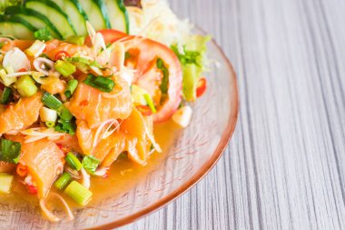 Baharatlı somon salata