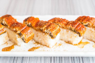 yılan balığı (unagi suşi)