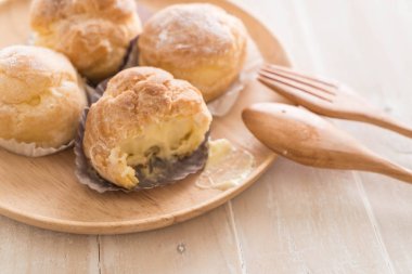 kremalı pasta plaka üzerinde