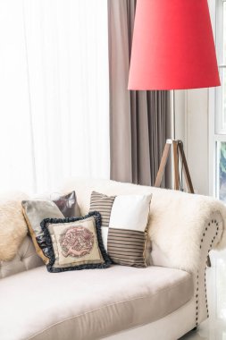 Kanepe üzerinde güzel yastık