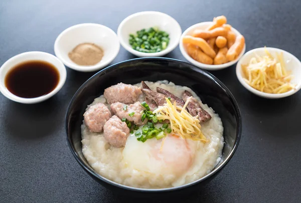 domuz eti ve yumurta ile pirinç lapası