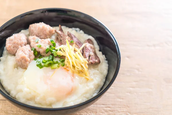 domuz eti ve yumurta ile pirinç lapası