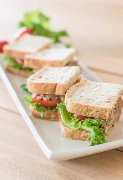 Sandwich de atún en plato —  Fotos de Stock