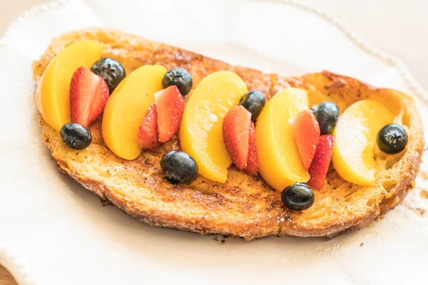 Tostadas francesas con melocotón, fresa y arándanos —  Fotos de Stock