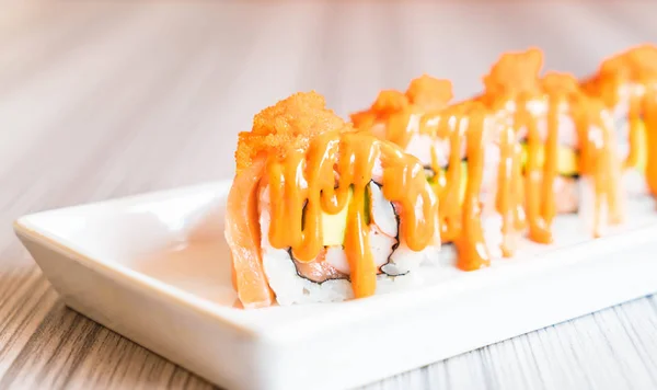 Rouleau de sushi de saumon — Photo